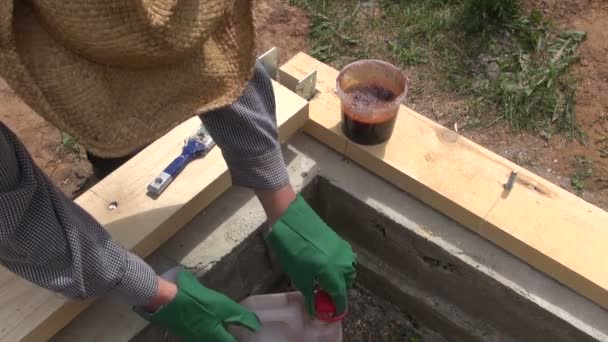 Bauunternehmer Abdichtung Holzplanke - Filmmaterial, Video