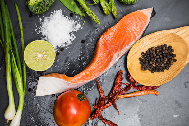 Плоскость здоровой концепции морепродуктов филе лосося со свежим ингром
 - Фото, изображение