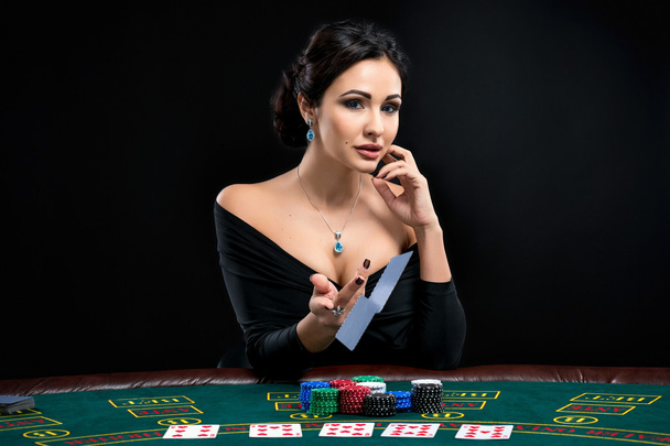 σέξι γυναίκα με πόκερ κάρτες και μάρκες - Φωτογραφία, εικόνα