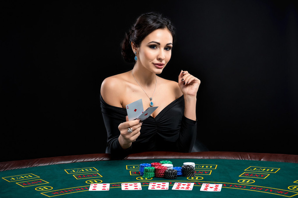 sexy Frau mit Pokerkarten und Chips - Foto, Bild