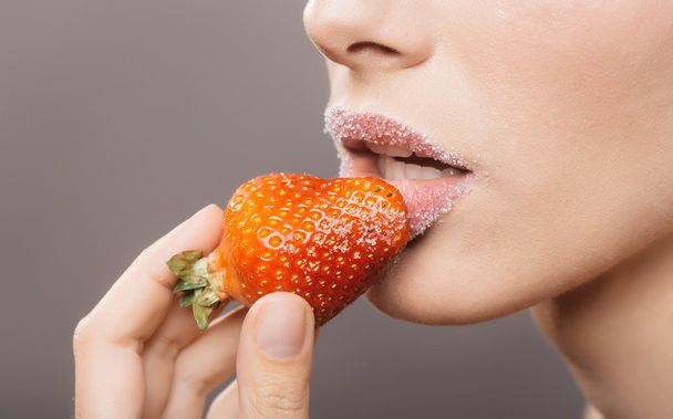 женские губы кусают красную клубнику
 - Фото, изображение
