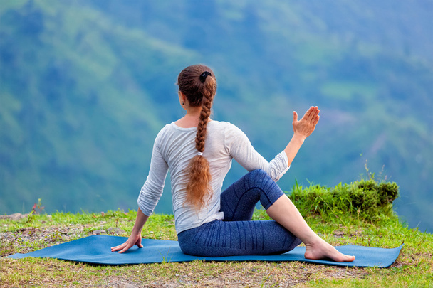 Vrouw oefent yoga asana buiten - Foto, afbeelding