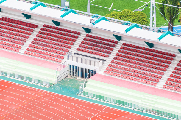 Футбольний стадіон з зеленою травою
 - Фото, зображення
