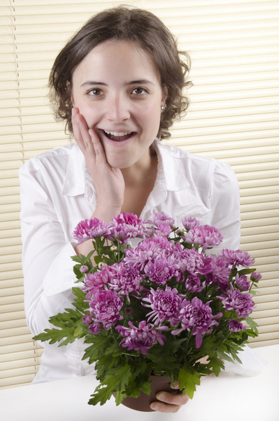 Büroangestellte mit einem Blumentopf in der Hand - Foto, Bild