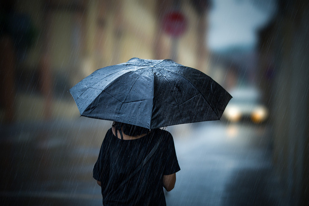 Girl walking with umbrella on rainy day - Zdjęcie, obraz