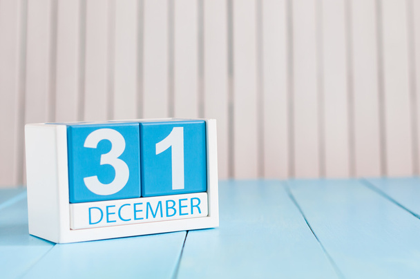 31. Dezember. Tag 31 des Monats, Kalender auf Holzgrund. Neues Jahr am Arbeitsplatz Konzept. Winterzeit. Leerraum für Text - Foto, Bild