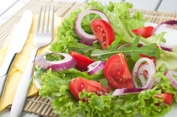Tuore salaatti tomaattien ja sipulin kanssa
 - Valokuva, kuva