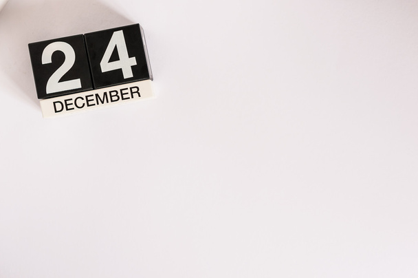 Dezember 24. Vorabend Weihnachten. Tag 24 des Monats, Kalender auf weißem Hintergrund. Neujahrskonzept. Leerraum für Text - Foto, Bild