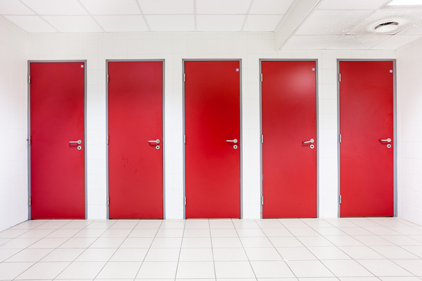 Türen aus Toiletten - Foto, Bild