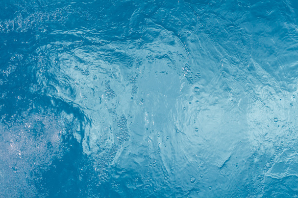 Hermoso patrón de agua azul que refleja el sol
. - Foto, Imagen