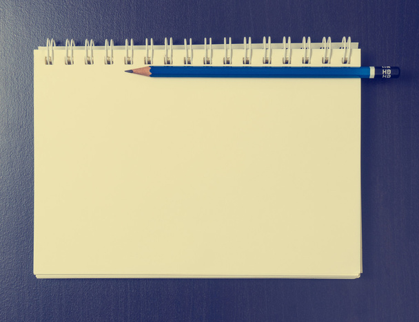 Pencil on a blank note book. Sketch book blank page. - Fotoğraf, Görsel