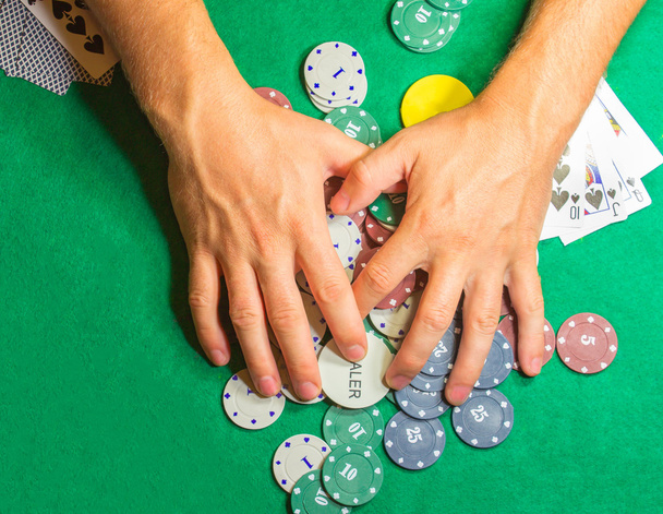 De mannelijke handen met kaarten in casino - Foto, afbeelding