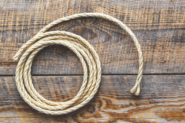 rope coiled on a wooden table - Foto, immagini