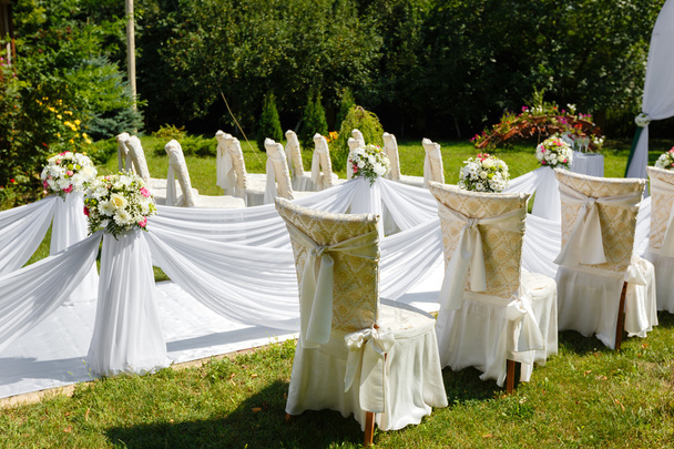 Decorazioni per cerimonie di nozze nel parco nella giornata di sole
 - Foto, immagini