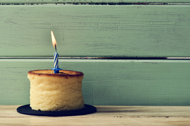 bougie d'anniversaire allumée sur un gâteau au fromage
 - Photo, image