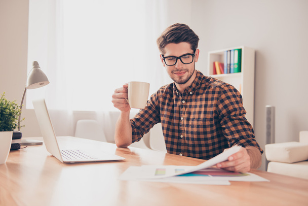 Умный успешный бизнесмен делает бумажную работу, когда пьет кофе
 - Фото, изображение