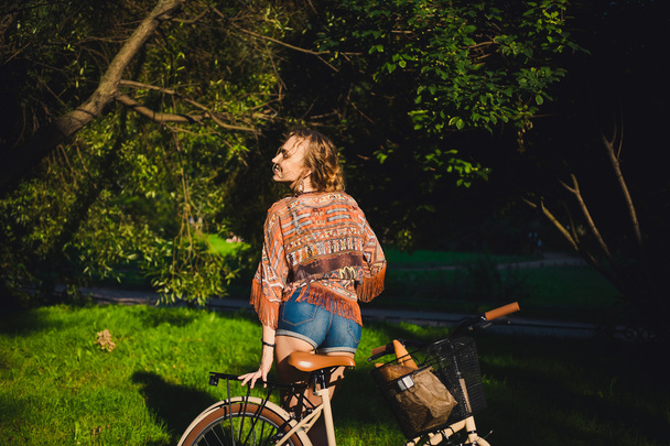 Piękna blondynka z rowerem - Zdjęcie, obraz