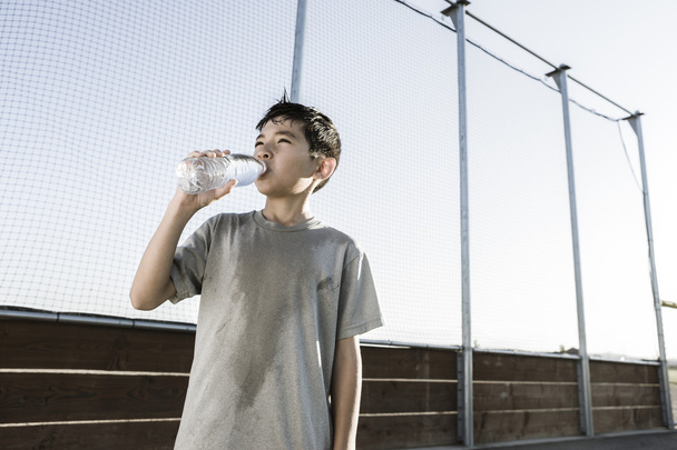 Menino bebe água em um dia quente
. - Foto, Imagem