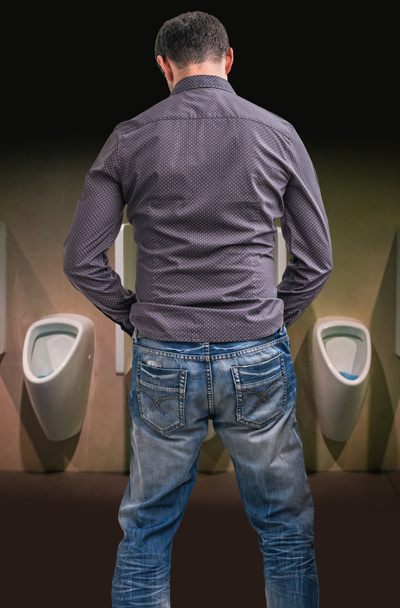 Tuvalet pisuara işeyen adam ayakta - Fotoğraf, Görsel