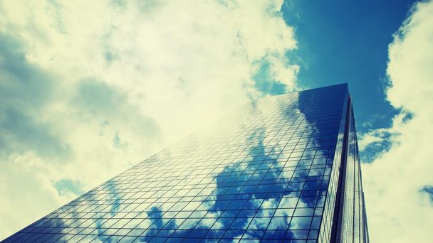wolkenkrabber tegen blauwe hemel - Foto, afbeelding