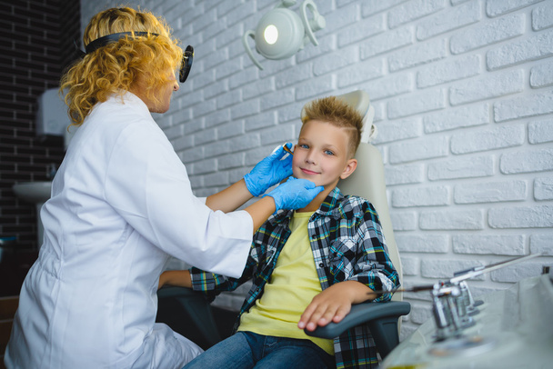 Ent doctor or Otolaryngologist examining a kid ear - 写真・画像