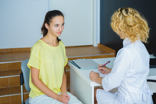 Medico donna bionda che parla con la paziente in ospedale
 - Foto, immagini