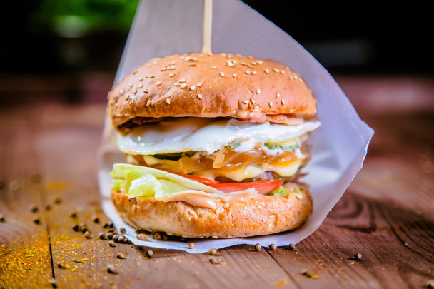 Burger mit Ei und Käseschnitzel - Foto, Bild