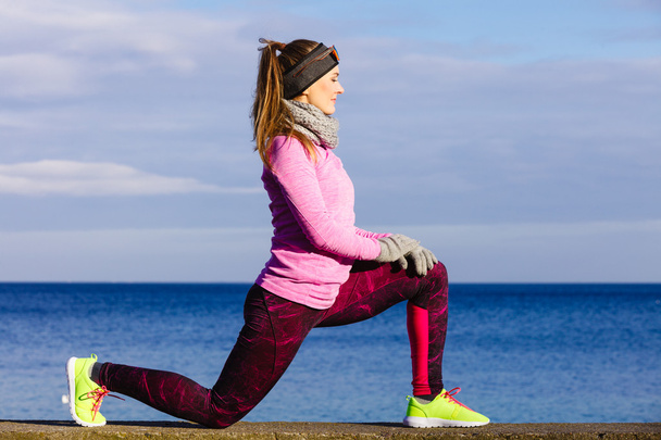 Woman fitness sport girl training outdoor in cold weather - Zdjęcie, obraz