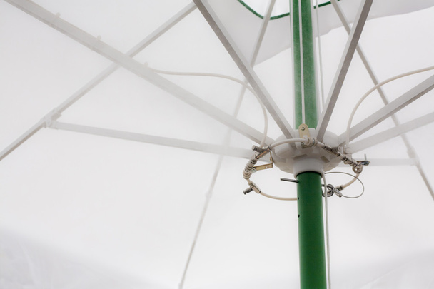 Deštník trysky stříkající vodě v baru s terasou - Fotografie, Obrázek