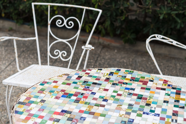 Régi kerti bútorok mozaik asztal és szék vintage stílusú - Fotó, kép