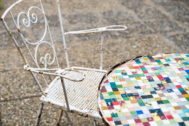 Антикварні садові меблі мозаїчний стіл і стілець вінтажний стиль
 - Фото, зображення