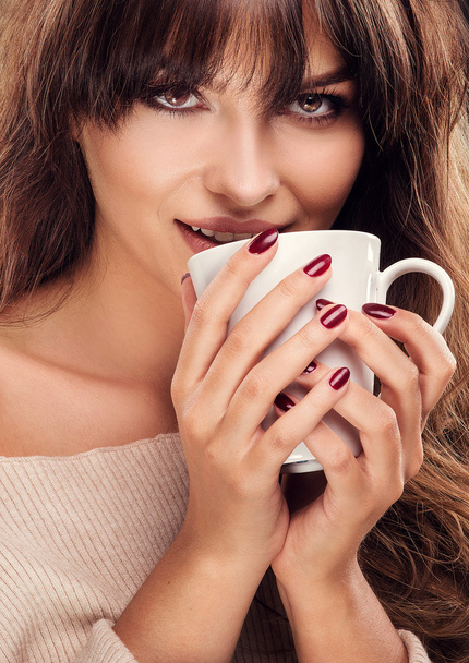 Pretty woman drinking coffee. - Valokuva, kuva