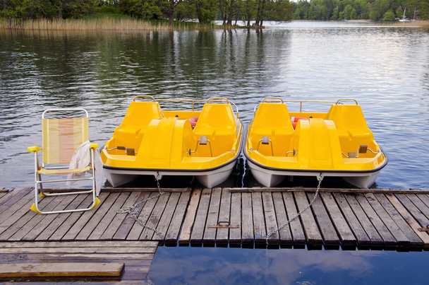 Két sárga vzibicikli resort tó - Fotó, kép