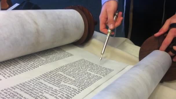Rabbin juif lit la Torah
 - Séquence, vidéo