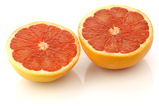 twee helften van vers rood grapefruit - Foto, afbeelding