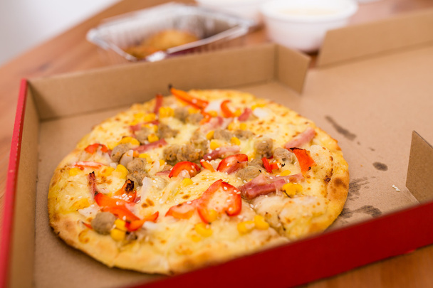 Пицца в бумажной коробке
 - Фото, изображение