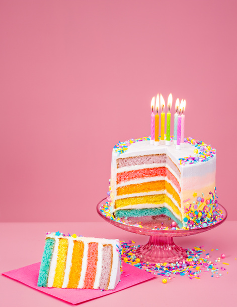 Torta di compleanno variopinta sopra rosa
 - Foto, immagini