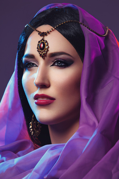 Hermosa chica con maquillaje árabe
 - Foto, imagen