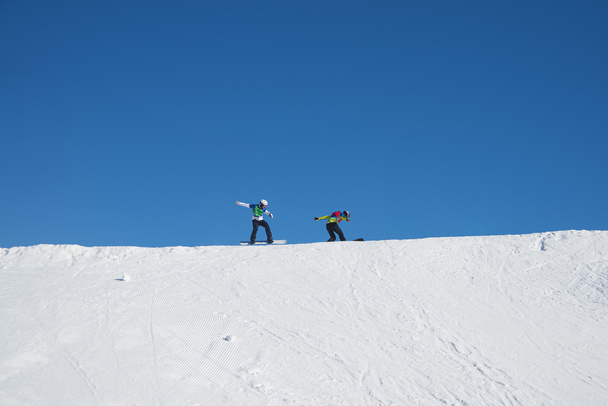 Przesunięcie w dół góry snowboardzistów - Zdjęcie, obraz