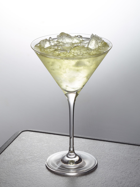 glass of iced cocktail - Фото, зображення