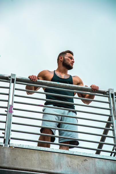 Handsome Muscular Hunk Man Outdoor in City Setting - Foto, Imagem