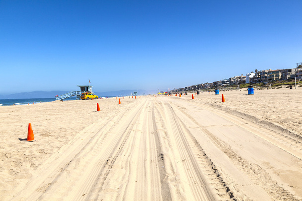 camino marcado en la playa para los coches del salvavidas
 - Foto, imagen