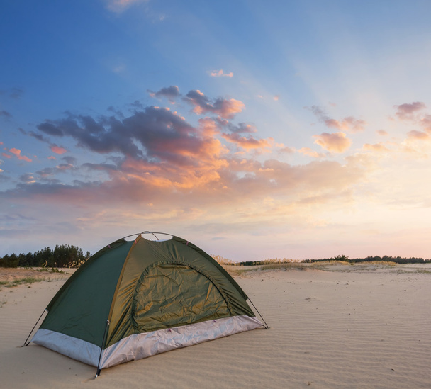 green touristic tent on a sand - Foto, afbeelding