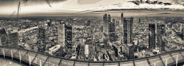 De skyline van de nacht van Frankfurt, panoramische luchtfoto - Foto, afbeelding