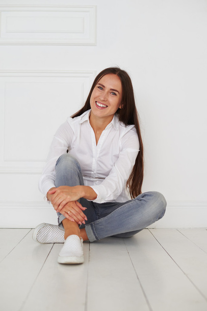Caucasian brunette woman in casual outfit and with long hair sit - Fotoğraf, Görsel