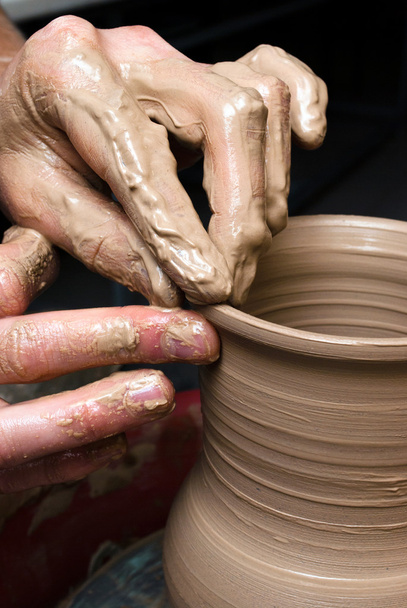 гончар, створюючи глиняну банку на колі
 - Фото, зображення