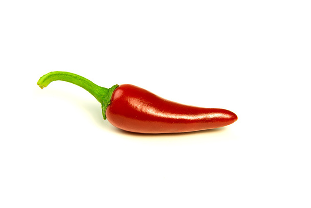 Jeden zralé červené Chilli papričkou na bílém - Fotografie, Obrázek