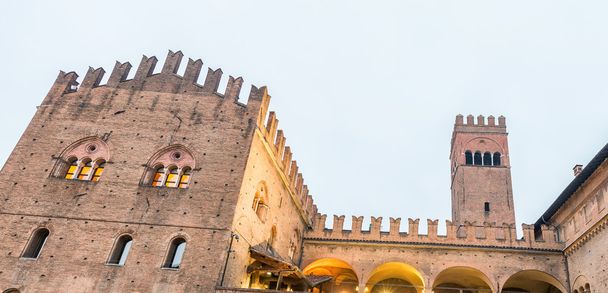 Bâtiments médiévaux anciens de Piazza Maggiore la nuit, Bologne
  - Photo, image