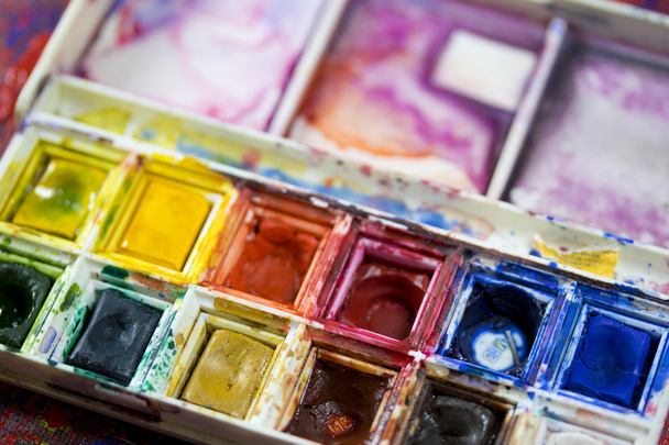 Artistas de acuarela desordenados pintan colores brillantes
 - Foto, imagen