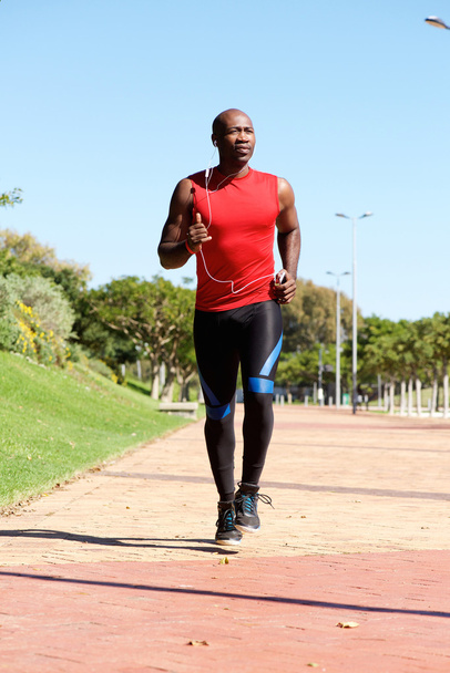 Вмістити фізичних вправ чоловік біжить на вулиці в парку
 - Фото, зображення